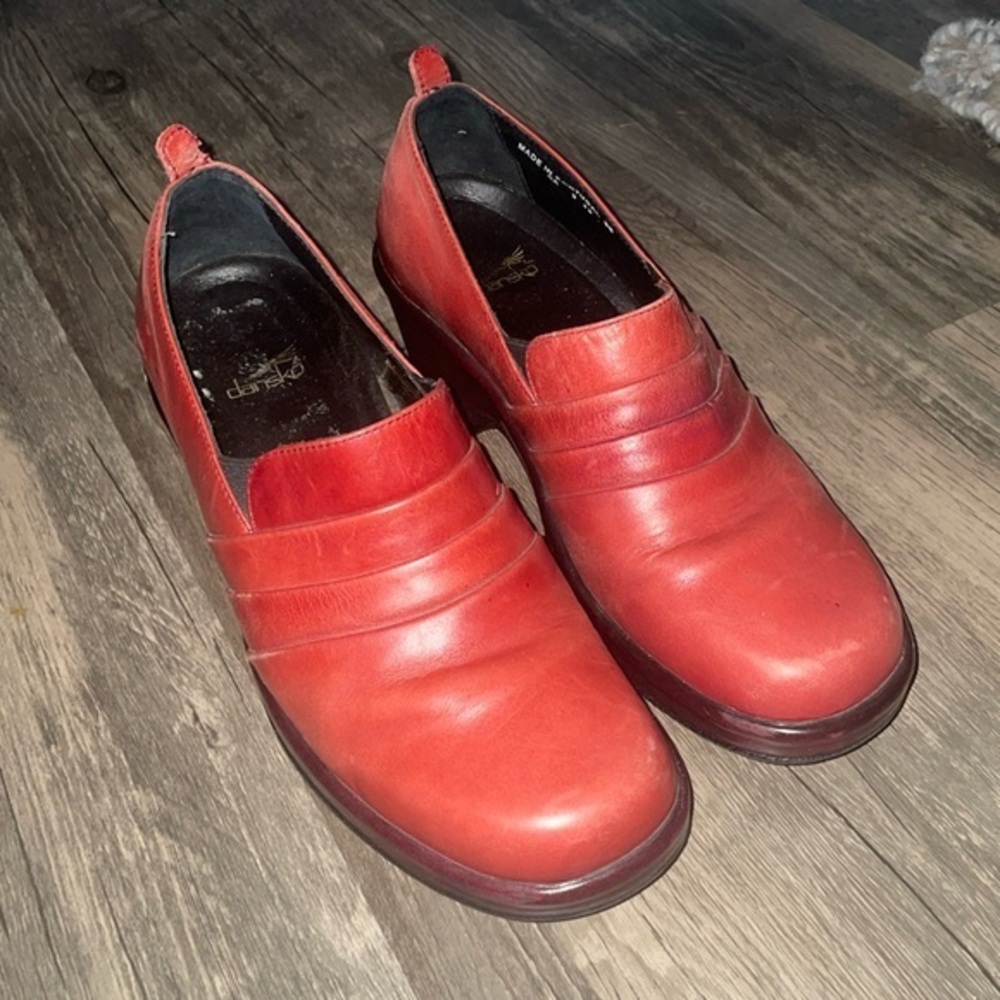 Dansko Aubrey Women’s Size 7.5 EU 38 Burgundy Pleated Leather Heeled Clogs Shoes
